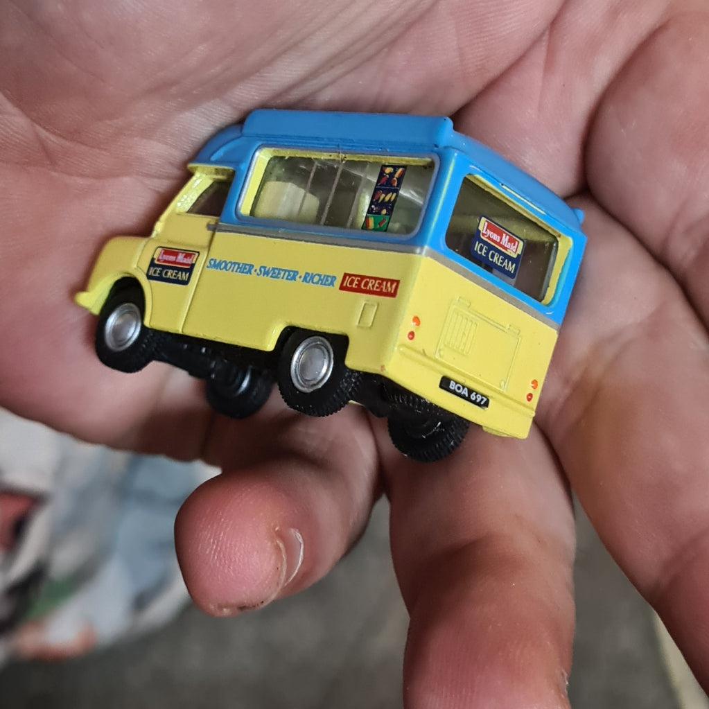Oxford Diecast 60's vintage Lyons Maid ice cream van  1:76 loose model VGC