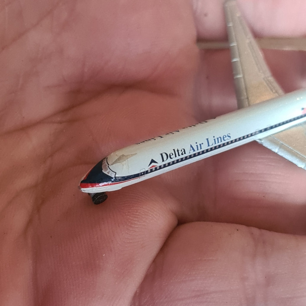 Schabak 1:600 Douglas MD-80 Delta Airlines diecast plane 904/21 fair/good boxed