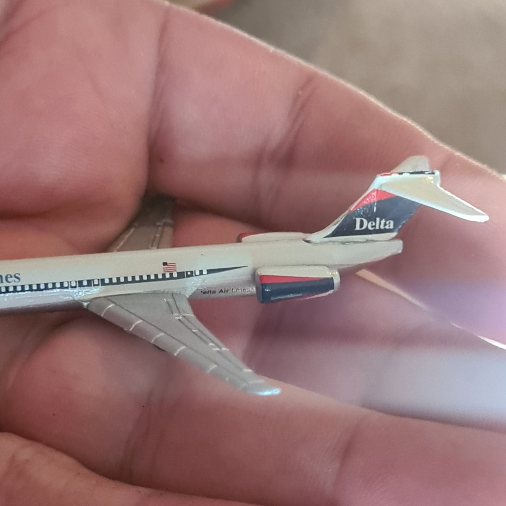 Schabak 1:600 Douglas MD-80 Delta Airlines diecast plane 904/21 fair/good boxed