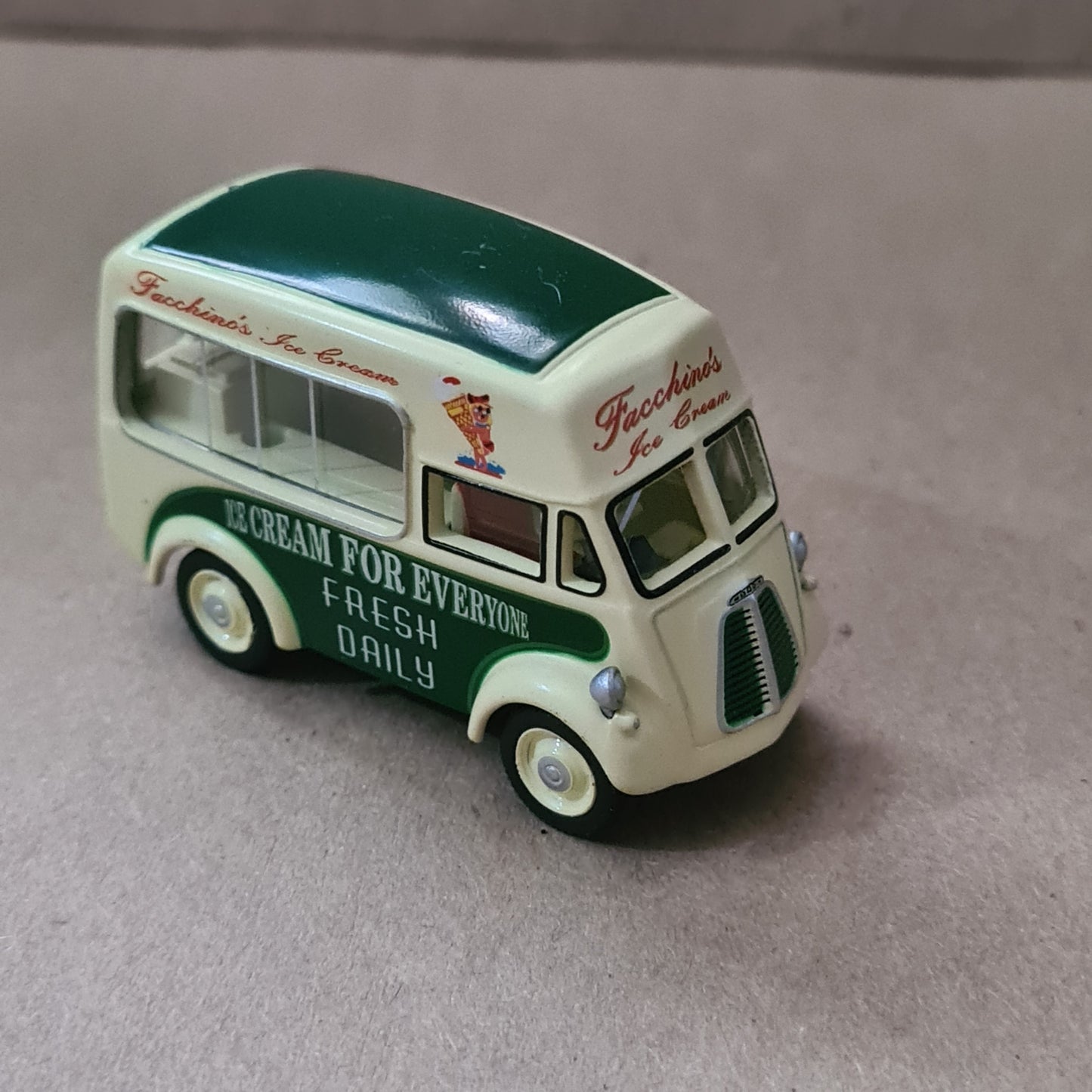 Oxford Diecast Facchinos Morris J Ice Cream Van - 1:76 Scale Product Code: 76MJ001 loose vgc