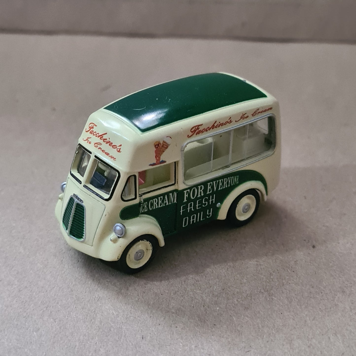 Oxford Diecast Facchinos Morris J Ice Cream Van - 1:76 Scale Product Code: 76MJ001 loose vgc