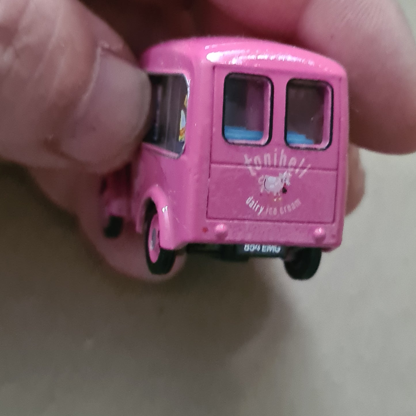 Oxford Diecast Morris J Ice Cream Tonibell - 1:76 Scale Product Code: 76MJ007 loose vgc
