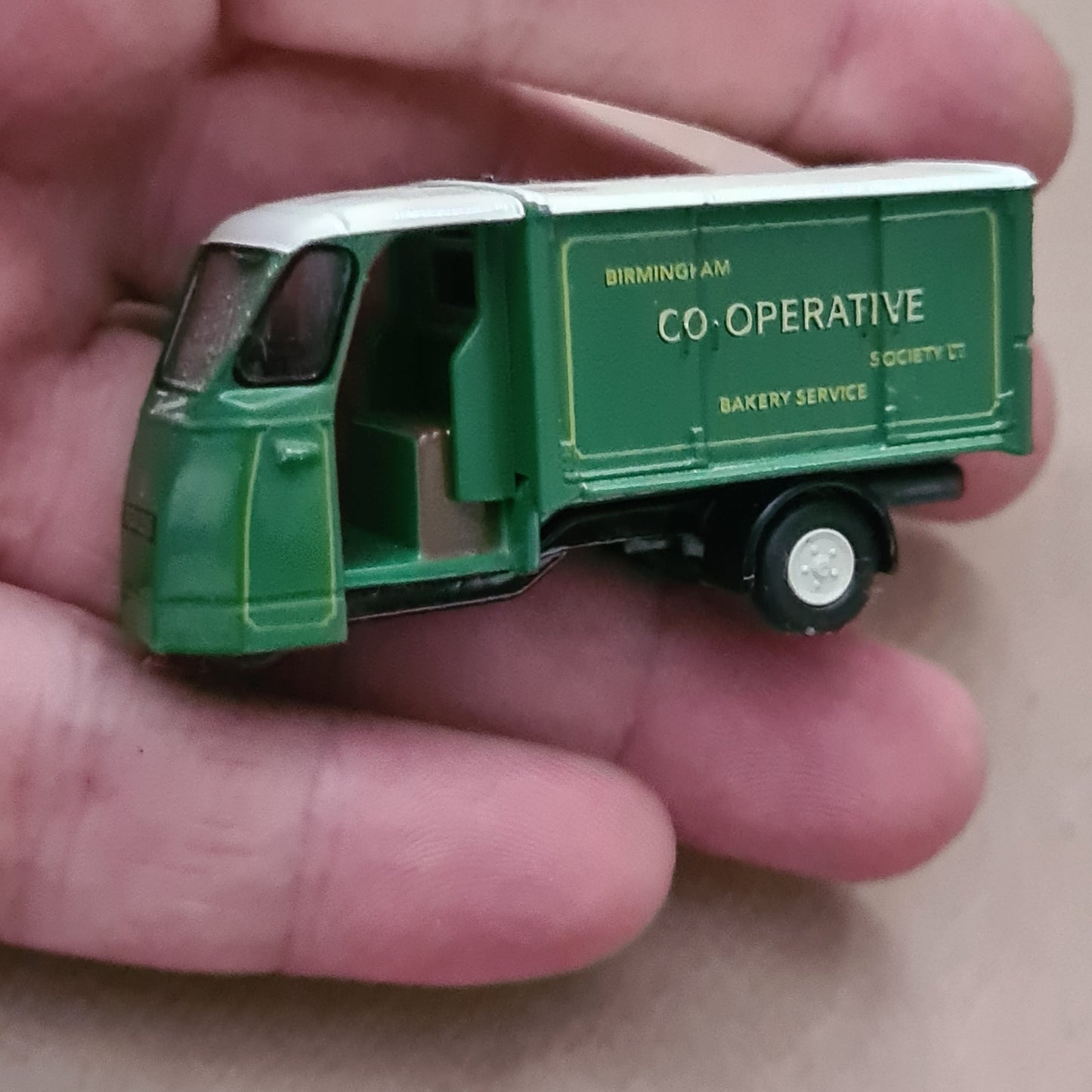 Oxford Diecast Birmingham Co-op Wales & Edwards Bakery Van - 1:76 Product Code: 76WE008 loose vgc