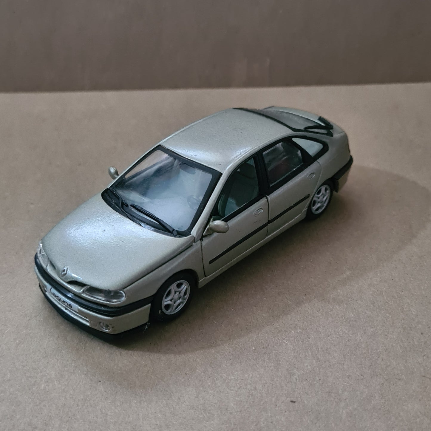 Universal Hobbies 1:43 Renault Laguna stunning diecast model loose excellent