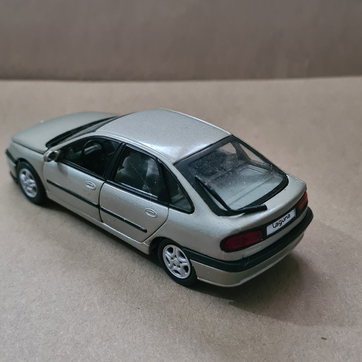 Universal Hobbies 1:43 Renault Laguna stunning diecast model loose excellent