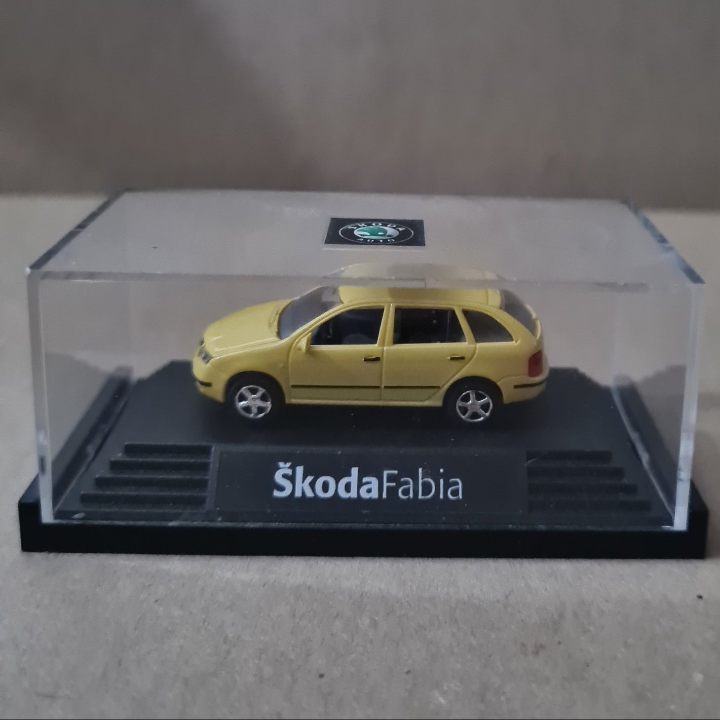 Kaden 1:76 OO Gauge Skoda Fabia precision detailed plastic model in case vgc