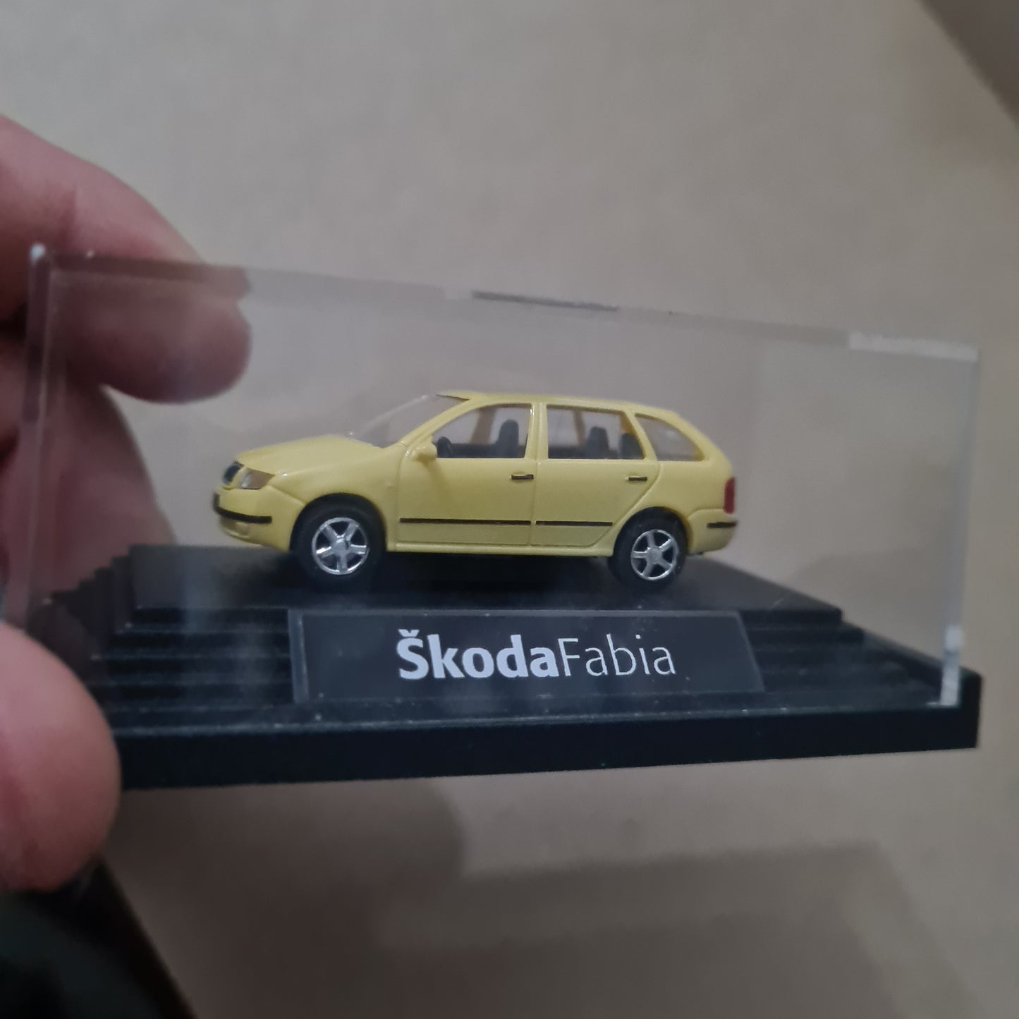 Kaden 1:76 OO Gauge Skoda Fabia precision detailed plastic model in case vgc