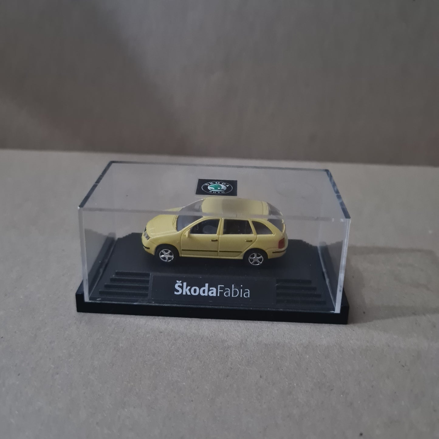 Kaden 1:76 OO Gauge Skoda Fabia precision detailed plastic model in case vgc