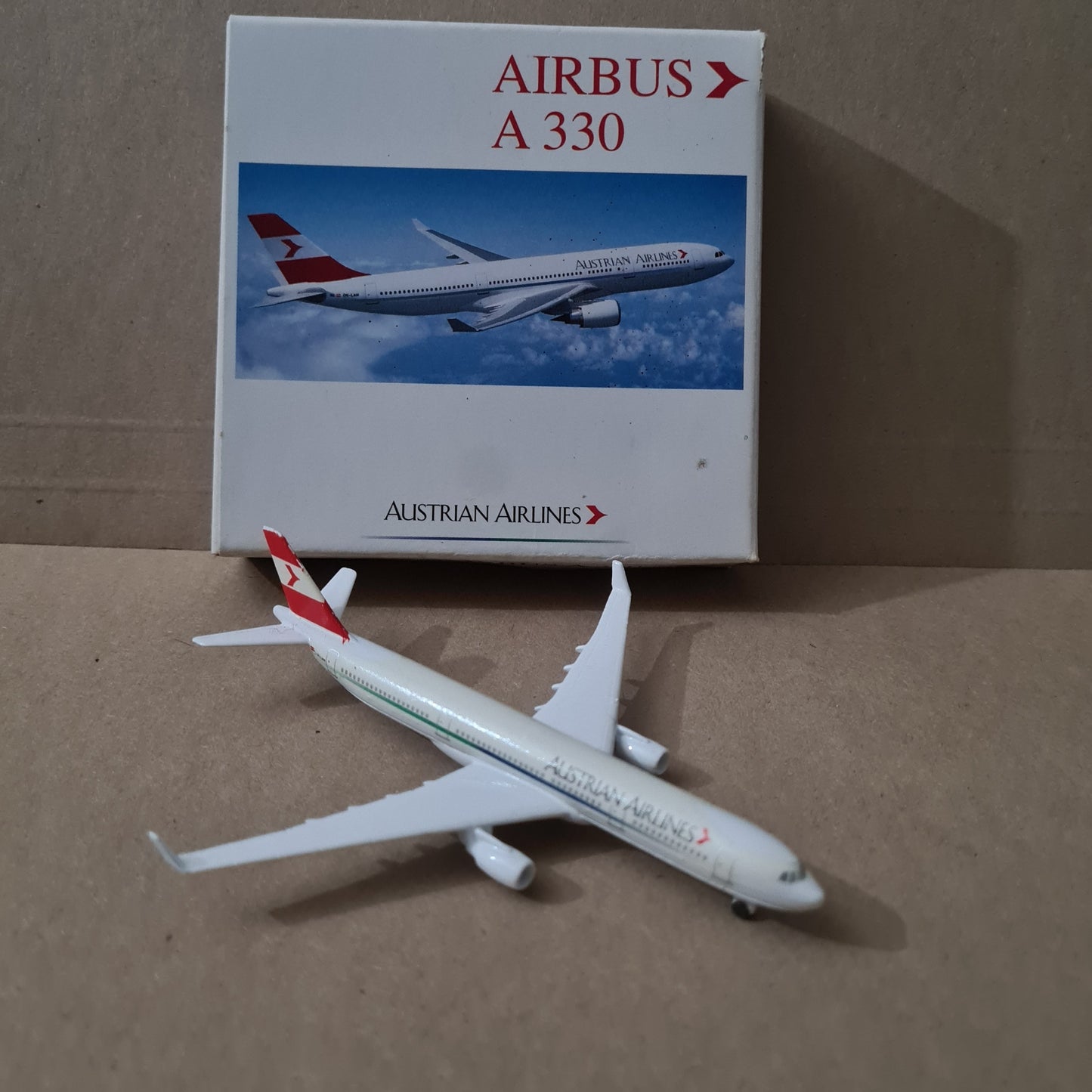 Schabak 1:600 Airbus A-330 Austrian Airlines diecast plane 954/13 very good boxed