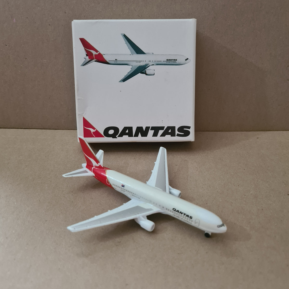 Schabak 1:600 Boeing 767-300 Qantas  diecast plane 927/28 good boxed