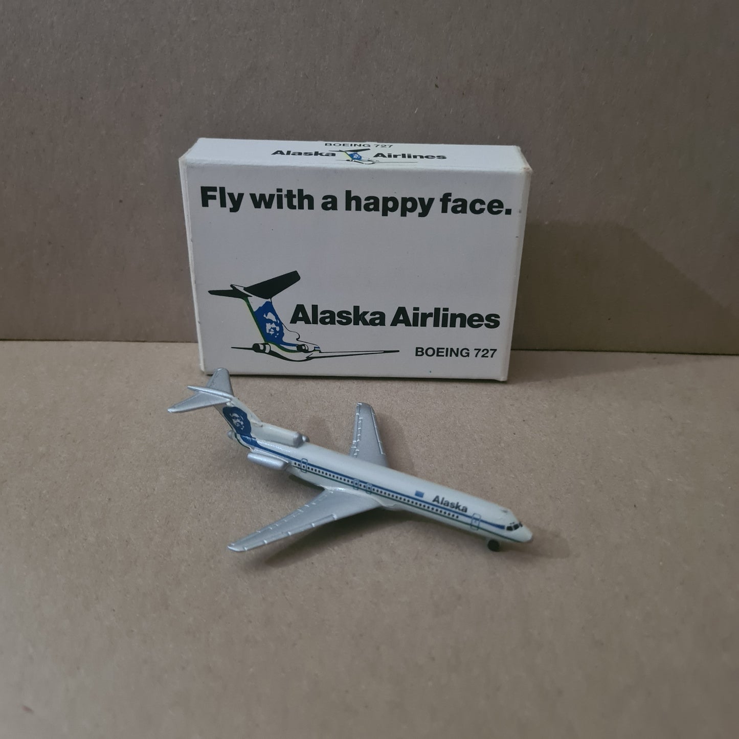 Schabak 1:600 Boeing 727 Alaska Airlines  diecast plane 906/104 Good boxed