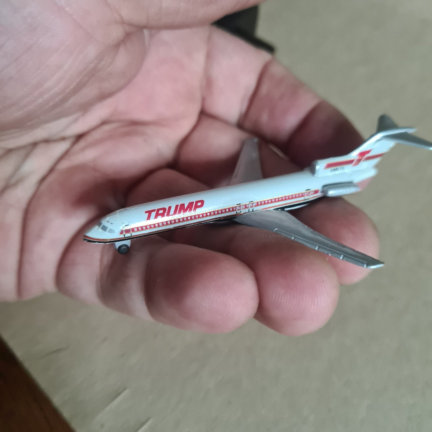 Schabak 1:600 Boeing 727 The Trump Shuttle diecast plane 906/131 good boxed