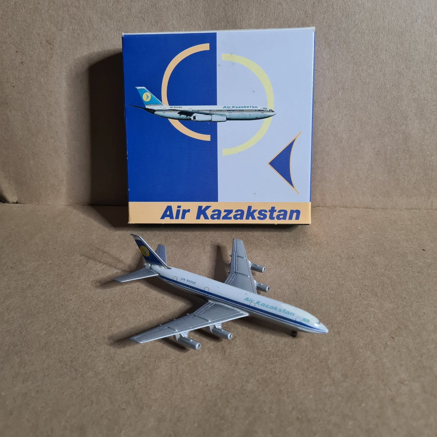 Schabak 1:600 ILYUSHIN IL-86 Air Kazakstan diecast plane 953/207 Good boxed