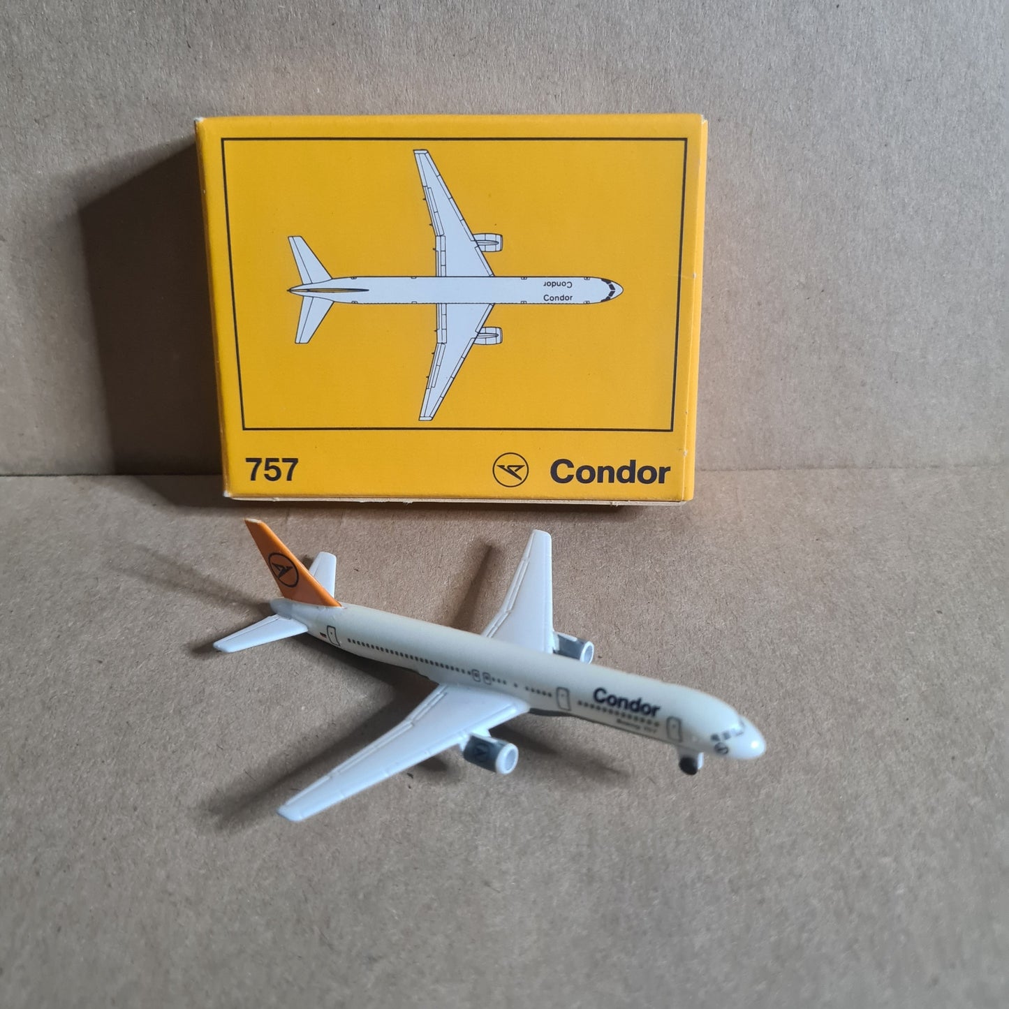 Schabak 1:600 Boeing 757 Condor  diecast model plane 908/2 vgc boxed
