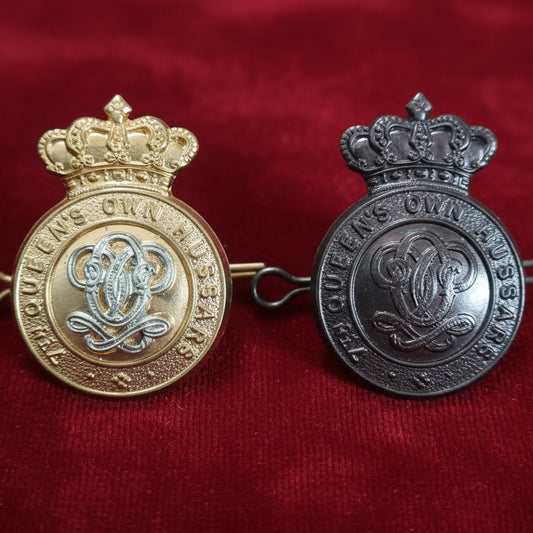 The 7th Queens own Hussairs cap badges gold & bronze coloured vgc 