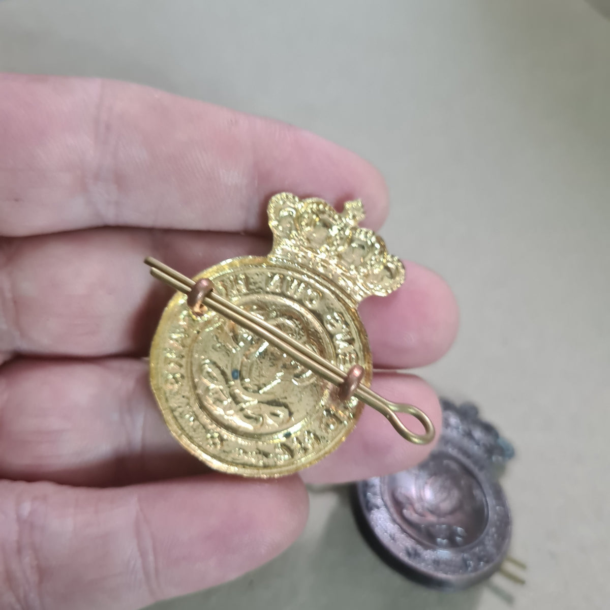 The 7th Queens own Hussairs cap badges gold & bronze coloured vgc