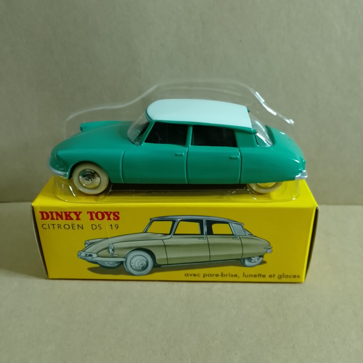 Dinky toys Atlas editions Norev collection #24 CP Citroen DS 19 diecast model excellent
