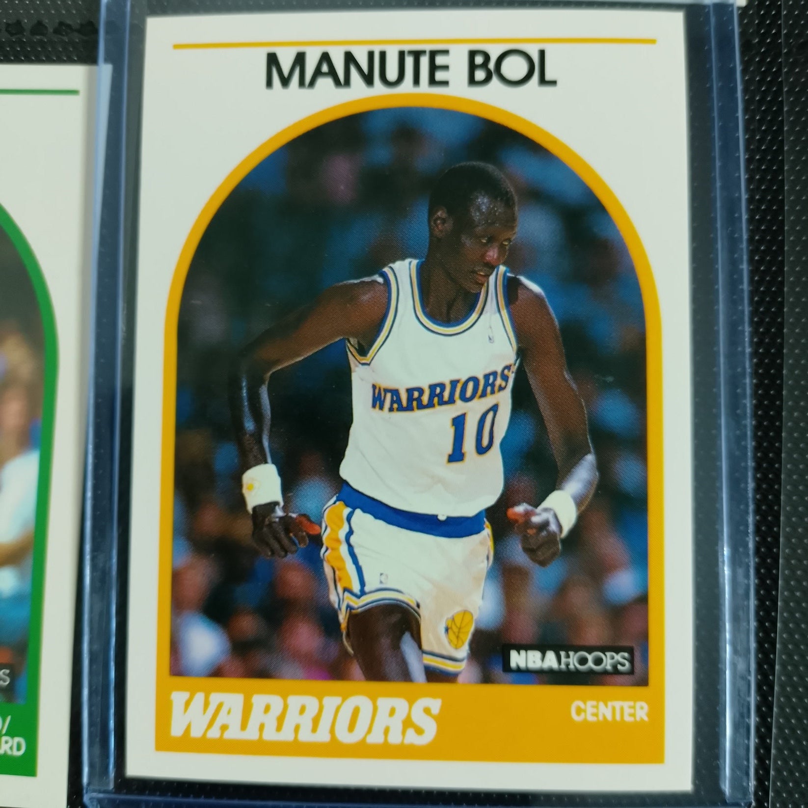 Manute Bol 1989 NBA Hoops  #75 NBA Basketball Golden State Warriors superb Sleeved