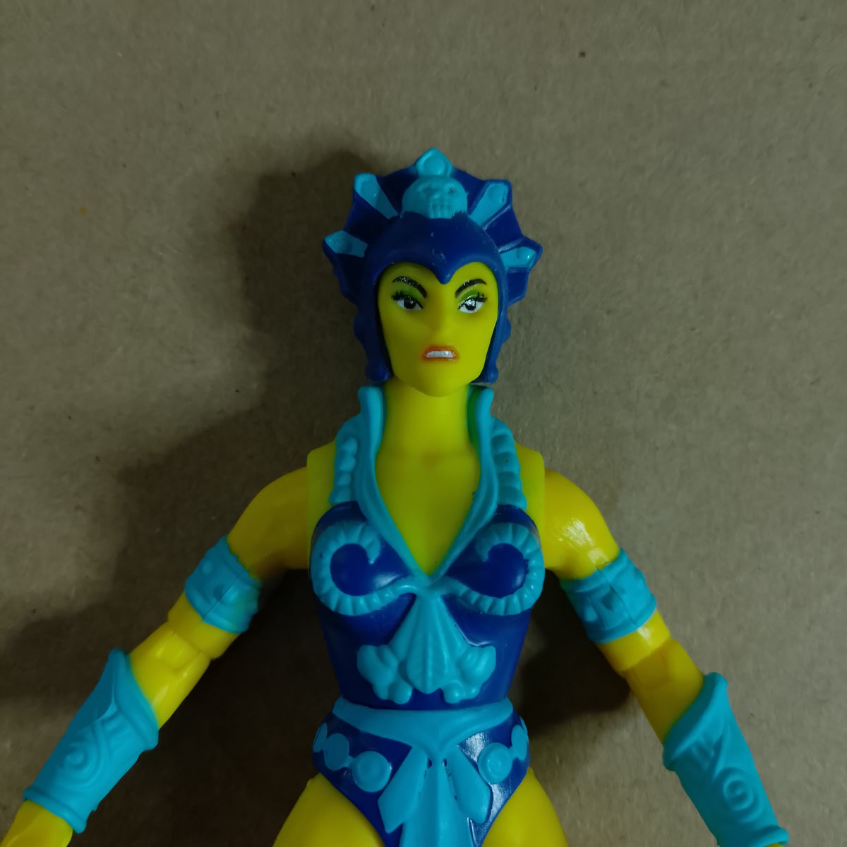 Masters of the Universe 2000 Origins Evil Lyn  action figure loose vgc