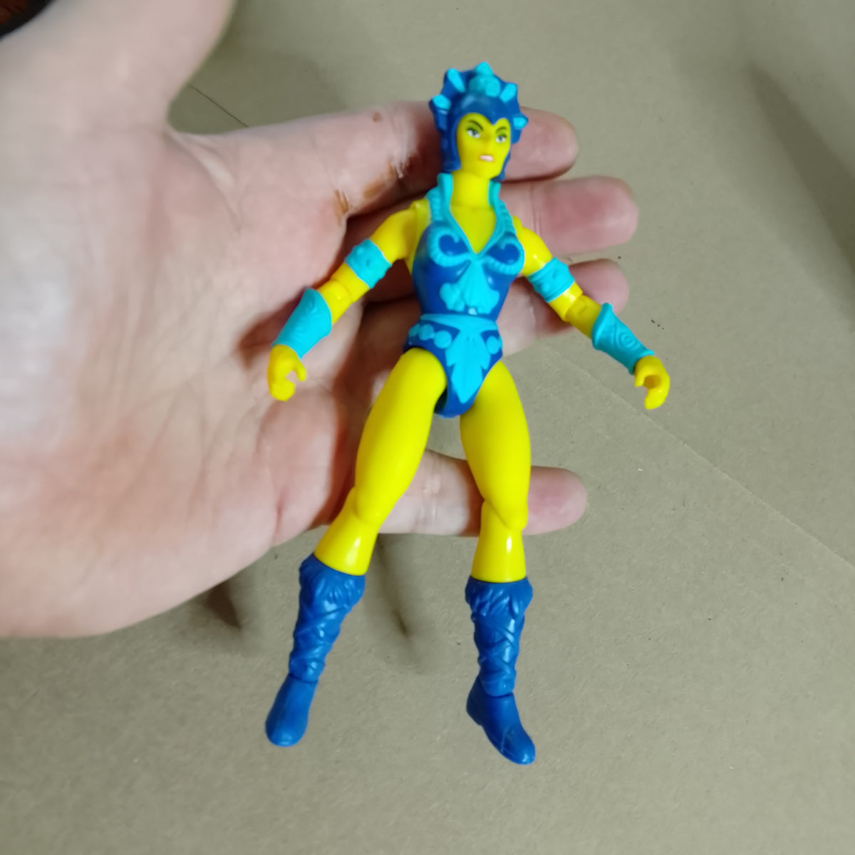 Masters of the Universe 2000 Origins Evil Lyn  action figure loose vgc