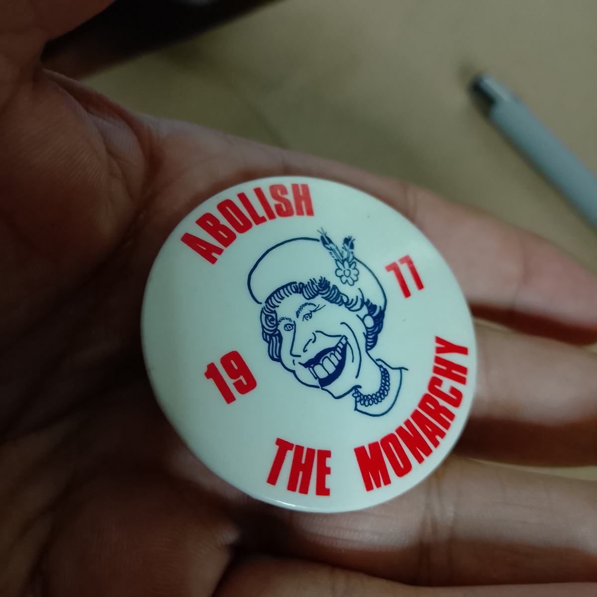 Abolish the Monarchy 1977 original political protest badge excellent example badge