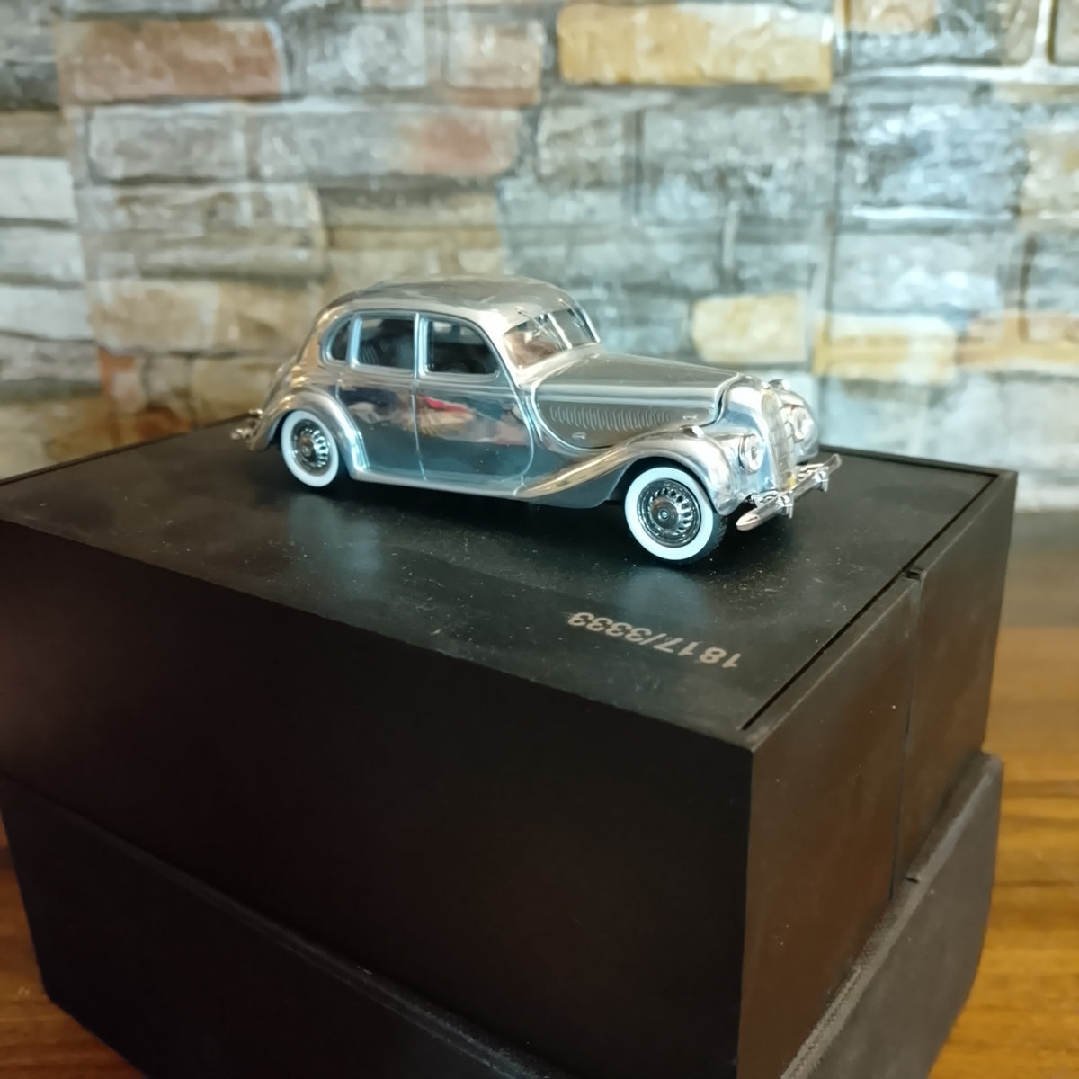 Minichamps BMW 335 Rare dealership chrome edition in case 1:43 diecast model excellent