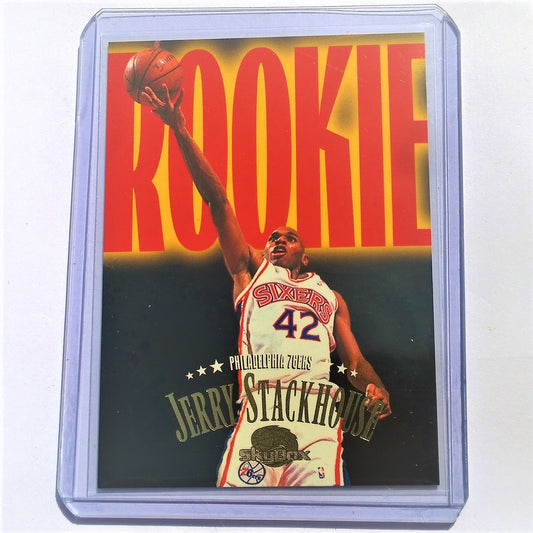 Jerry Stackhouse 1996 Skybox NBA Basketball Rookie Karte Philadelphia 76ers vnmt+ mit Hülle im Etui