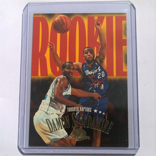 Damon Stoudamire 1996 Skybox NBA Basketball #244 Rookie-Karte der Toronto Raptors, atemberaubendes Beispiel im Etui